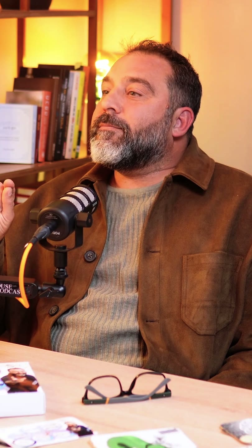 יניב גל בשיחה מול מיקרופון